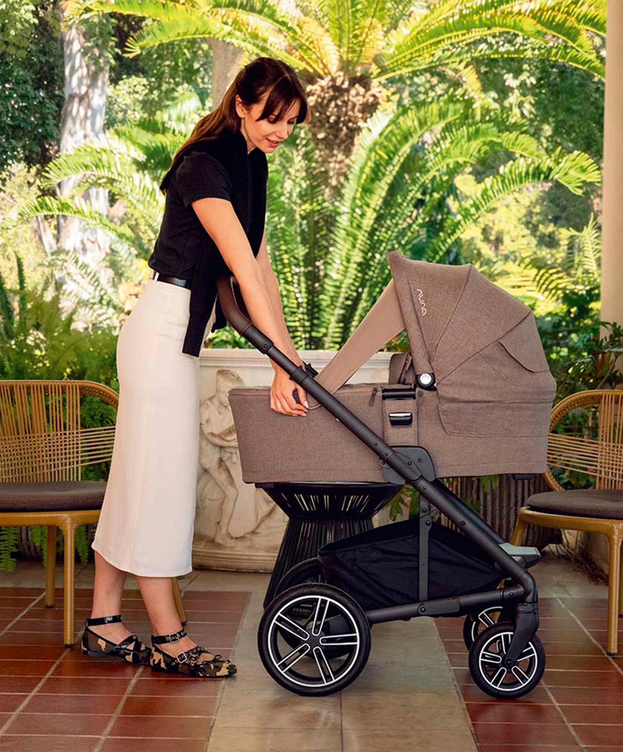 Nuna MIXX Next Urbn Bundle with PIPA Urbn Car Seat - Biscotti